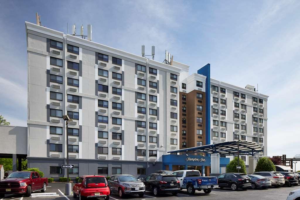 Hampton Inn Newark Airport Екстериор снимка