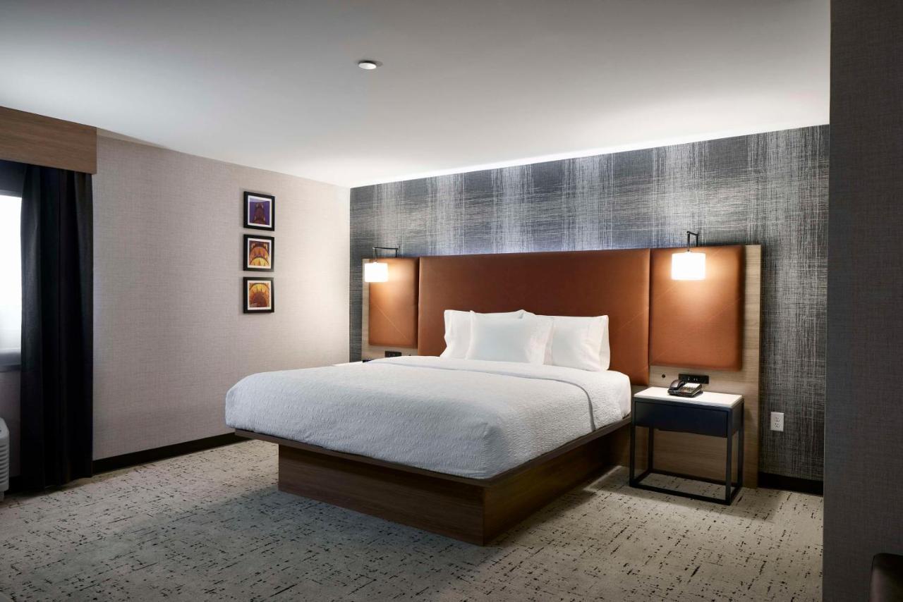 Hampton Inn Newark Airport Екстериор снимка
