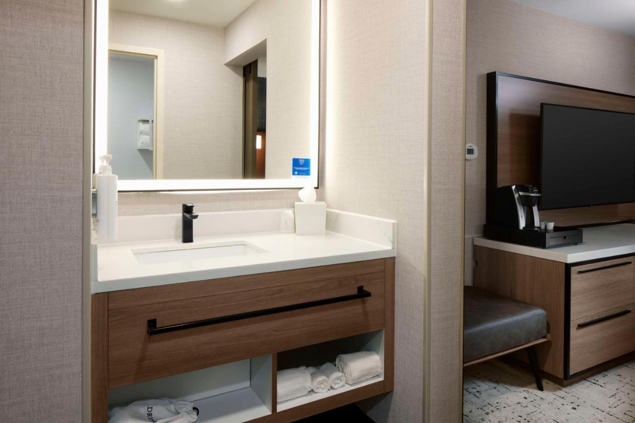 Hampton Inn Newark Airport Екстериор снимка