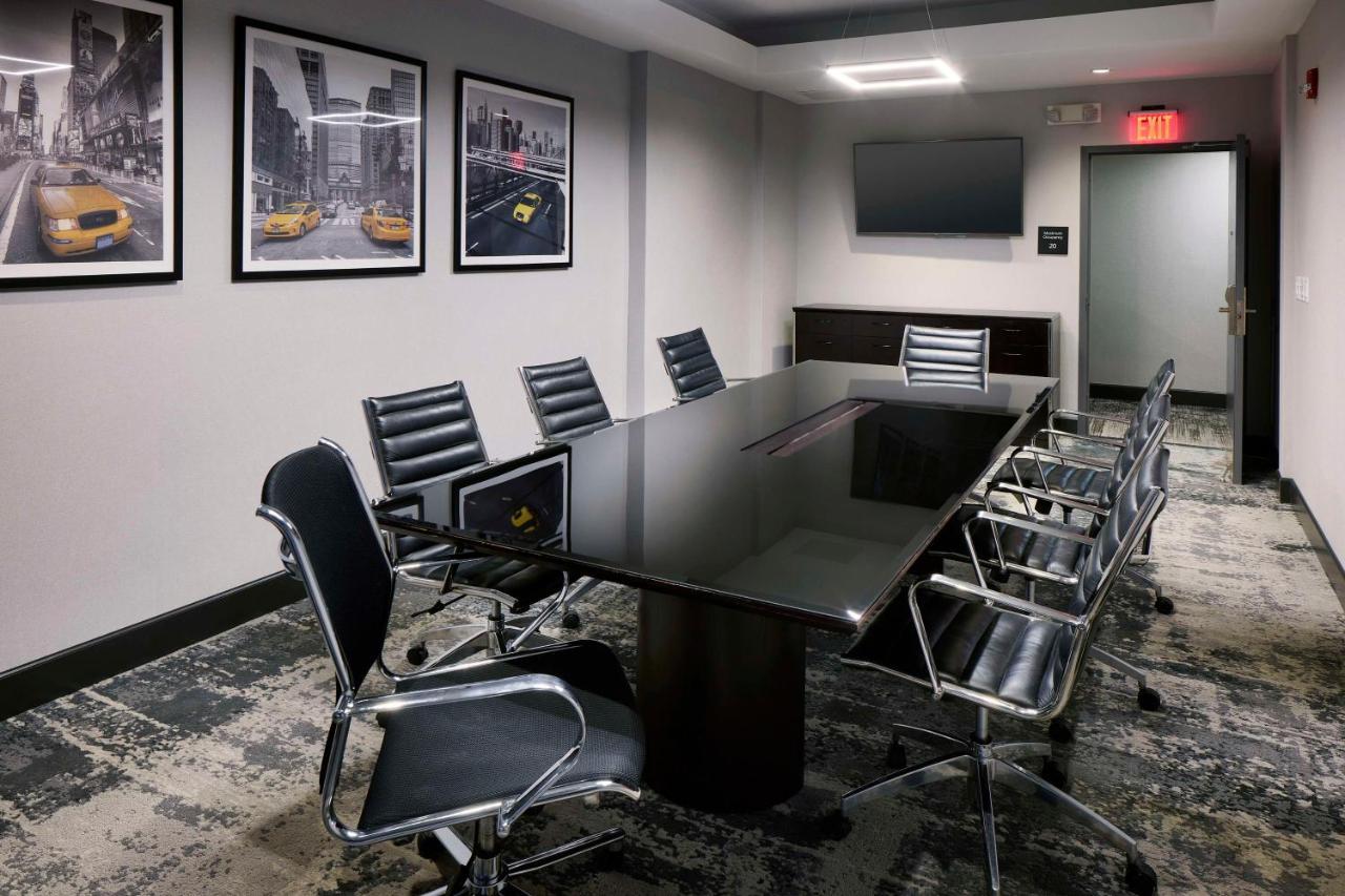Hampton Inn Newark Airport Екстериор снимка