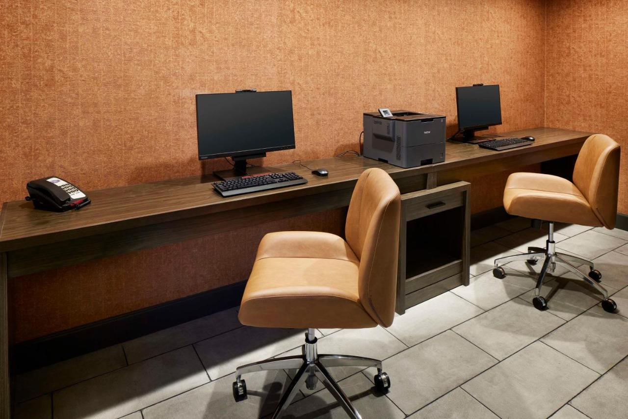 Hampton Inn Newark Airport Екстериор снимка