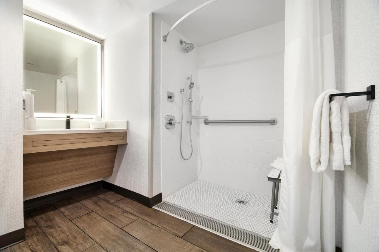 Hampton Inn Newark Airport Екстериор снимка
