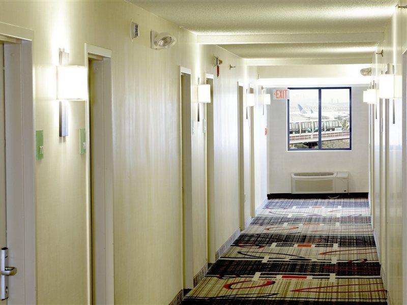 Hampton Inn Newark Airport Екстериор снимка